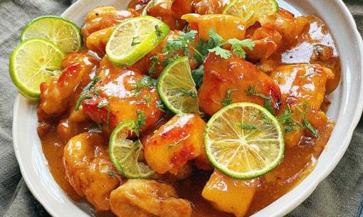 Thịt gà đừng chỉ rang, đem sốt theo cách này vừa mềm, thơm lại lên màu vàng óng ả