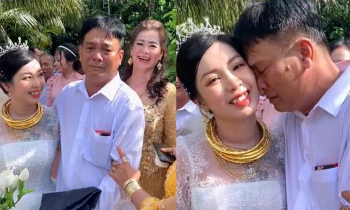 Bố cô dâu khóc nức nở ngày con gái theo chồng, phía thông gia nói một câu khiến quan khách phì cười