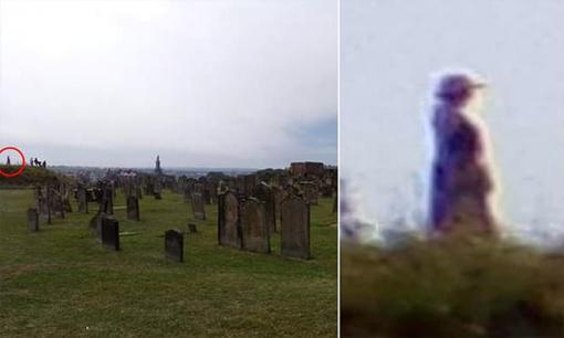 'Người đàn bà ma' bị camera quay lại được khi đang đứng trong đống đổ nát tại nghĩa địa lịch sử