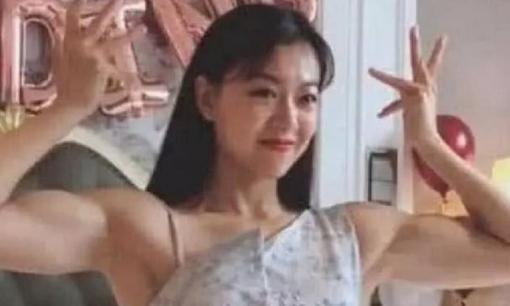 Phù dâu xinh đẹp trở nên nổi tiếng khi giơ cánh tay lên, cơ bắp của cô khiến dàn phù rể 'khiếp sợ'