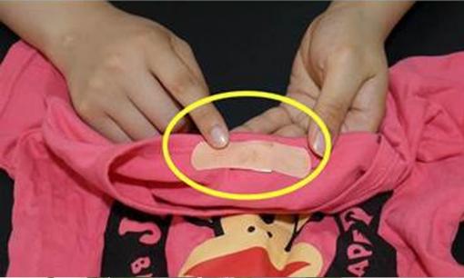 Việc quấn băng dính vào quần áo của trẻ giải quyết được vấn đề mà hàng nghìn bà mẹ đang gặp phải. Nó rất thiết thực