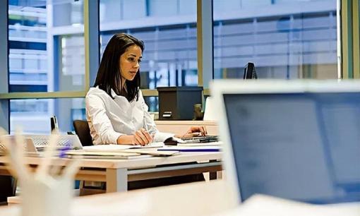 Tại công sở thì khả năng làm việc hay giao tiếp giữa các đồng nghiệp quan trọng hơn? Đừng mắc sai lầm trong bất cứ vấn đề nào