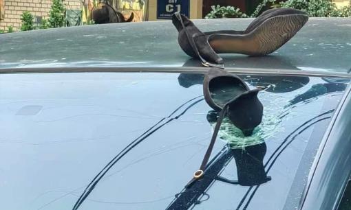 Dân mạng xôn xao trước hình ảnh đế giày cao gót xuyên thủng kính xe ô tô: 'Đàn bà khi nóng giận thật đáng sợ!'