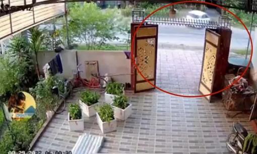 'Xế hộp' phóng như tên bắn trên quốc lộ, tông trực diện người đi xe máy 