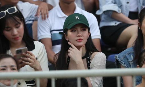 Hot girl 'gây bão' trên sân Vinh đang được cộng đồng mạng quan tâm hóa ra lại là 'người quen'