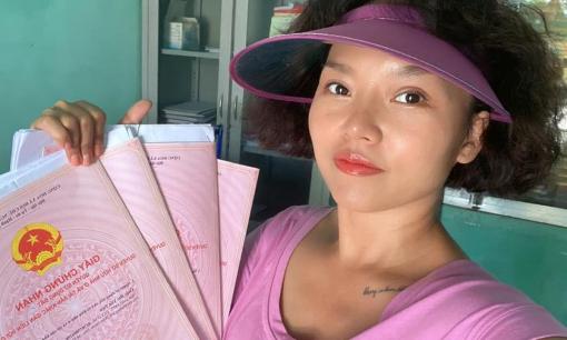 Thái Thùy Linh khoe cả xấp sổ đỏ nhưng tỏ ra khiêm tốn: 'Nó bé bằng cái móng tay của mấy trùm cá mập'