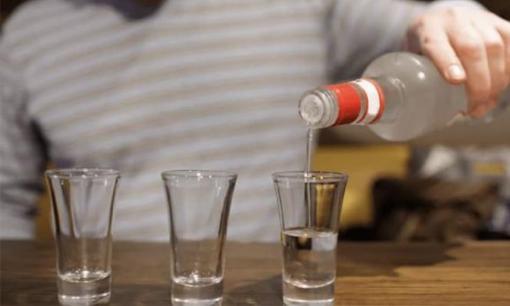 Một số hành động rất kiêng kỵ khi rót rượu trên bàn tiệc, rất dễ bị phản cảm, bạn phải nắm rõ quy tắc rót rượu