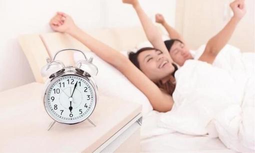 'Đi ngủ sớm và dậy sớm' và 'đi ngủ muộn và dậy muộn', cái nào tốt hơn? Khi nào là thời gian khỏe mạnh nhất để thức dậy?
