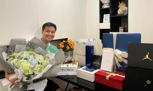 Thanh Sơn đón sinh nhật giản dị, khoe cả 'núi' hoa và quà khiến ai cũng phải ghen tỵ