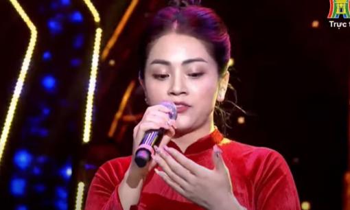 Ca sĩ Khánh Thy lên tiếng về chuyện quên lời, vừa hát vừa nhìn bàn tay trên sóng trực tiếp