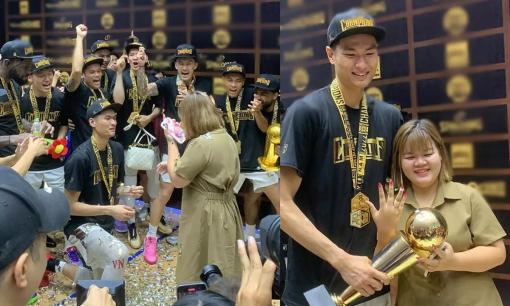 Màn cầu hôn lãng mạn của cầu thủ bóng rổ cao 2,03m - Phú Vinh khiến bạn gái bật khóc 