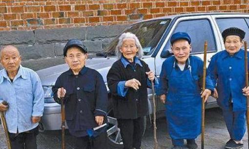 Tại 'ngôi làng người lùn' bí ẩn ở Tứ Xuyên, nhiều người ngừng phát triển khi mới 5 tuổi, chiều cao trung bình 80 cm