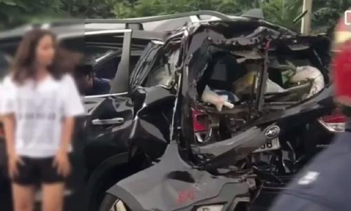 Xe khách tông bẹp đuôi ô tô 7 chỗ dừng đèn đỏ khiến nhiều người hoảng loạn