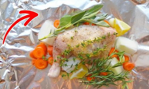 Dùng giấy bạc nấu ăn nhưng bạn đã biết mặt nào của tấm giấy bạc bạn nên đặt trên chảo?