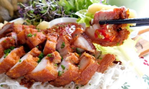 Thịt ba chỉ tẩm ướp và chiên kiểu này mềm thơm, gắp không dừng đũa