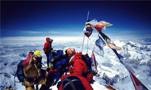 Những người leo lên đỉnh Everest nên đi xuống như thế nào? Có một số cách để bạn lựa chọn