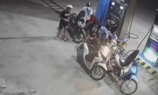 Nhóm thanh niên dàn cảnh đổ xăng rồi quỵt tiền bỏ chạy khiến dân mạng bức xúc