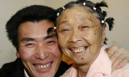 Năm 58 tuổi, bà kết hôn với một anh chàng đẹp trai ở độ tuổi 20, cặp đôi gây tranh cãi này hiện ra sao?