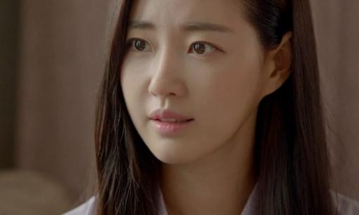 Đang đi chơi với bạn trai, bất ngờ một người phụ nữ dắt theo đứa con nhỏ xuất hiện nhận anh là chồng