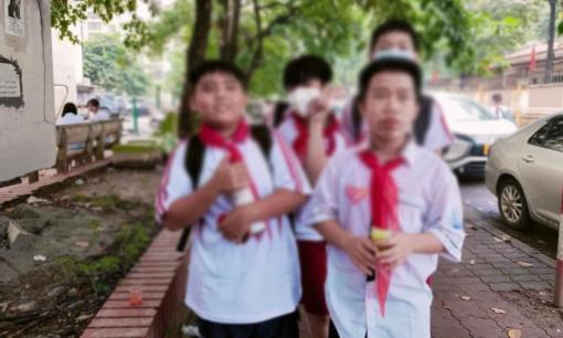 Cách ứng xử tinh tế, chuẩn mực của cậu bé lớp 7 khi bị bạn đánh khiến người lớn phải cảm phục