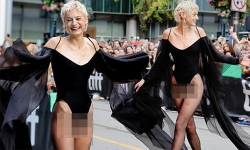 Nữ diễn viên đóng vai Công nương Diana bị chỉ trích dữ dội khi mặc bodysuit, lấp ló 'vùng nhạy cảm' trên thảm đỏ