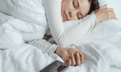 3 lý do tại sao đi ngủ với điện thoại bên cạnh là một thói quen cực kỳ xấu, khiến sức khỏe giảm sút