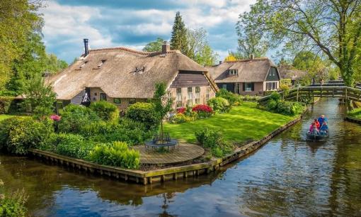 Cổ tích giữa đời thực: Ngôi làng không một bóng ô tô, suốt 700 năm không tiếng còi xe và khói bụi, sử dụng phương tiện hoàn toàn khác biệt