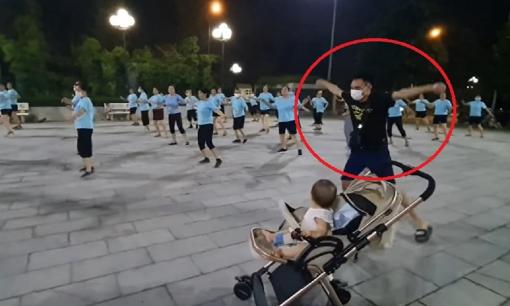 Đưa con đi dạo, ông bố trẻ bất ngờ chiếm hết spotlight của nhóm tập thể dục ở công viên