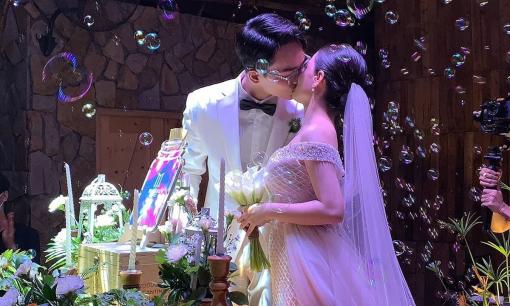 Lê Âu Ngân Anh cùng hôn phu và dàn sao Việt tới chúc mừng hôn lễ của Anh Tú - Huyền My