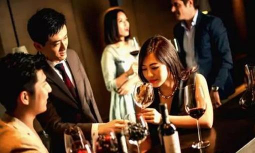 Trên bàn rượu, 3 điều này có thể nói lên rõ nhất tính cách của một người. Bạn nên biết ít nhiều thì tốt hơn!