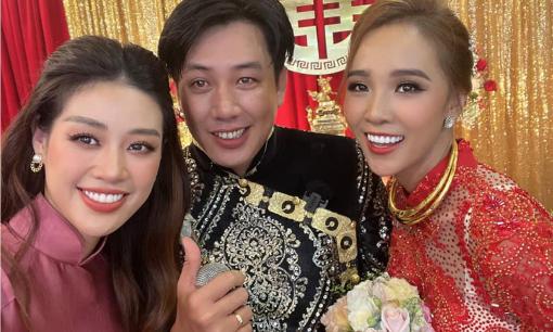 Hoa hậu Khánh Vân diện áo dài duyên dáng xuất hiện trong đám cưới anh trai ruột 