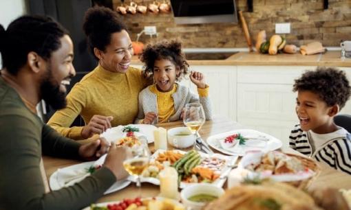 Gợi ý 8 câu hỏi cha mẹ nên hỏi con trong bữa tối để gắn kết tình cảm gia đình