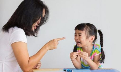 Cha mẹ thường đánh mắng con cái khi trốn học, chơi điện tử... nhưng hóa ra đây không phải cách tối ưu theo lời khuyên của chuyên gia