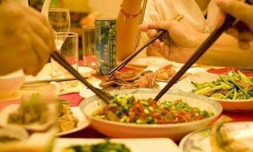 Trong bữa tiệc tối, ông chủ đã trực tiếp đuổi việc 2 sinh viên Đại học chỉ vì một câu nói