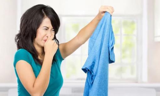 Trời lạnh, phơi quần áo vừa lâu khô lại có mùi, phải làm thế nào?