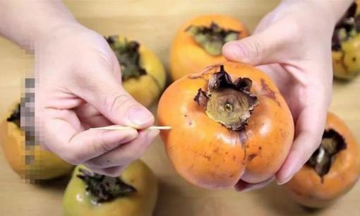 Quả hồng được chọc bằng tăm có tác dụng cực mạnh, mình ăn 20 năm giờ mới biết, bạn cũng về nhà làm thử nhé