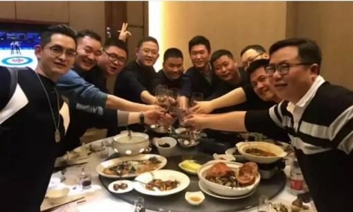 Tụ tập ăn uống cùng bạn bè và được yêu cầu thanh toán hóa đơn, những người EQ cao sử dụng ba phương pháp sau để đối phó