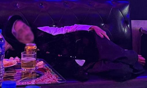 Khoảnh khắc cụ bà 97 tuổi đi hát karaoke với con cháu gây 'bão' mạng