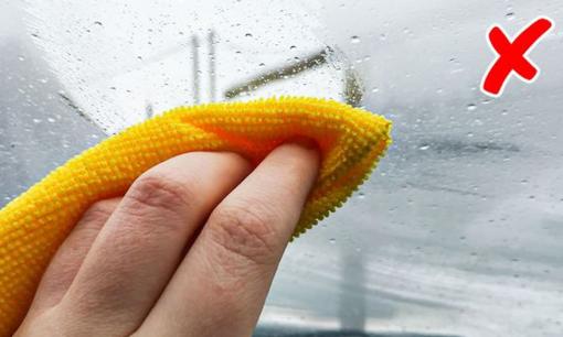 Lý do cửa kính ô tô thường bị mờ, đặc biệt vào mùa thu - đông và cách khắc phục 