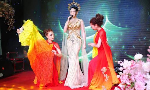 Ca sĩ Phương Thuý Sao Mai hát Phượng Hoàng Lửa trong lễ kỷ niệm 14 năm thành lập CLB tóc đẹp Việt Nam