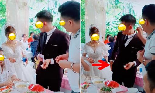 Cô dâu 'muối mặt' khi chồng ngăn cầm phong bì mừng từ bạn chồng: 'Bạn chồng chứ bạn vợ à'