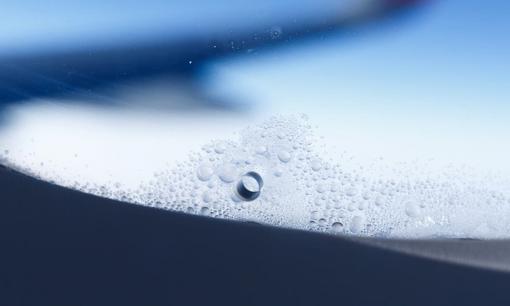 Tại sao cửa sổ máy bay lại có một lỗ nhỏ? Loạt chi tiết gần gũi trong cuộc sống không phải ai cũng biết 