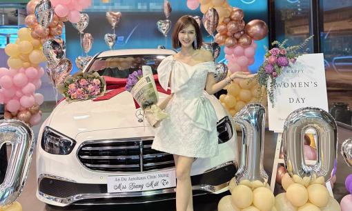 Diễn viên Hương Giang nhận xế hộp hạng sang đúng ngày 20/10