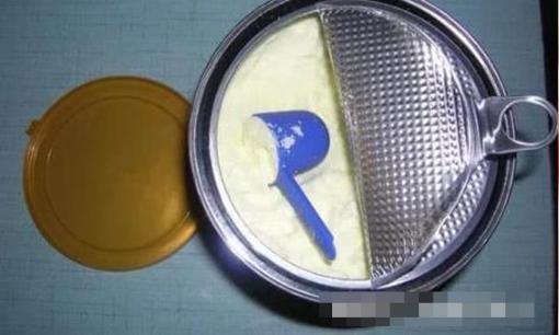 Tôi nên dùng nước ấm hay nước nóng để pha sữa bột mỗi ngày? Có thể nhiều người đang làm sai