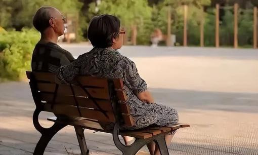 Người già nằm trên giường bệnh mới hiểu được, tuổi già đáng tin cậy nhất điều này, không phải bạn già, không phải con cái