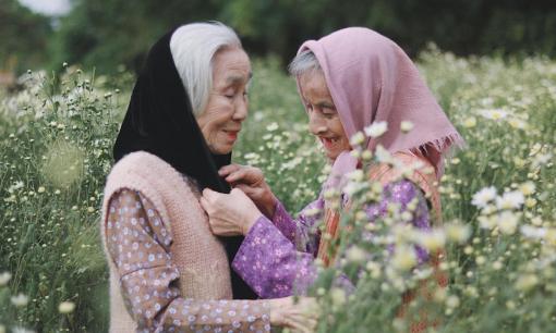 Hai cụ bà gây sốt khi chụp ảnh ở vườn cúc họa mi, dân tình ước về già có bạn thân đi chơi cùng