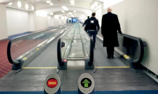 Tại sao các sân bay, nhất là nhà ga quốc tế thường có băng tải bộ?