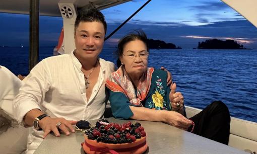 Lý Hùng cùng gia đình đưa mẹ đi du lịch Singapore