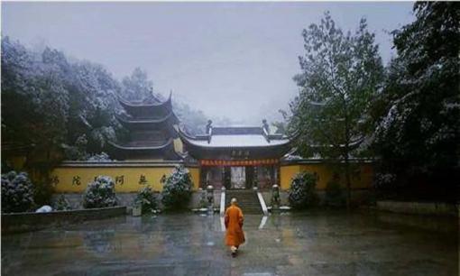 Tục ngữ có câu: 'Một người không vào miếu, hai người không xem giếng, ba người không khiêng cây' nghĩa là gì?