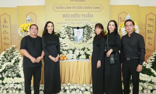 Chị em cựu người mẫu Thúy Hằng - Thúy Hạnh xúc động trong lễ cúng 49 ngày cho bố